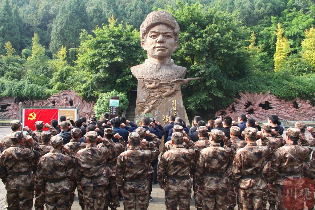 10月23日上午,德阳市中江县社会各界群众自发前往黄继光纪念馆和