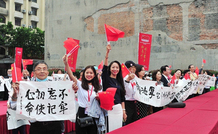 2021年5月23日,庆祝建党100周年大型书法快闪公益活动在上海举行.