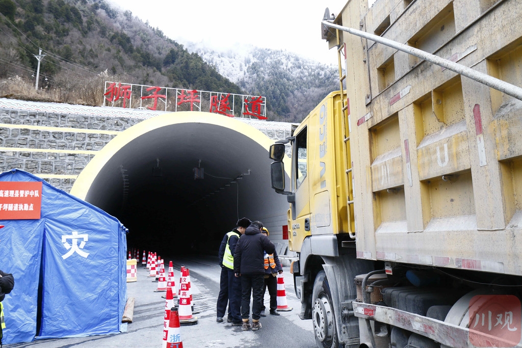 汶马高速狮子坪隧道加紧施工,确保月底具备通车条件