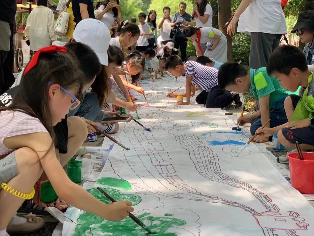 百名儿童公园里庆"六一" 手绘百米长卷献礼建党百年