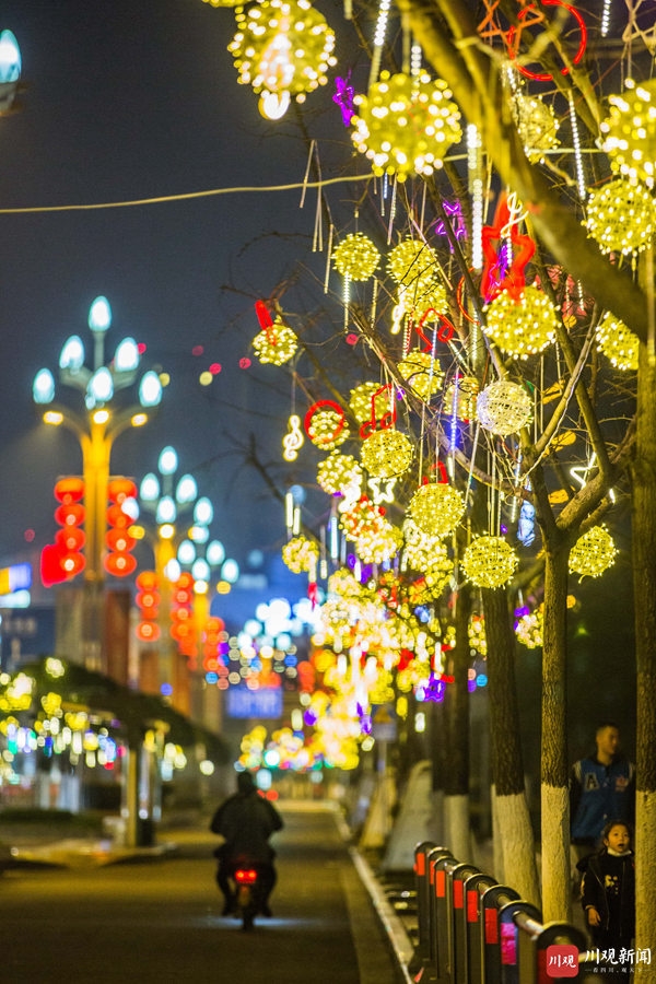 雅安:美丽灯组营造春节气氛 流光溢彩迎新年