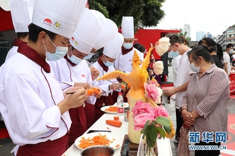 一边复习,两战高考,在2018年如愿拿到四川旅游学院中餐烹饪专业的录取