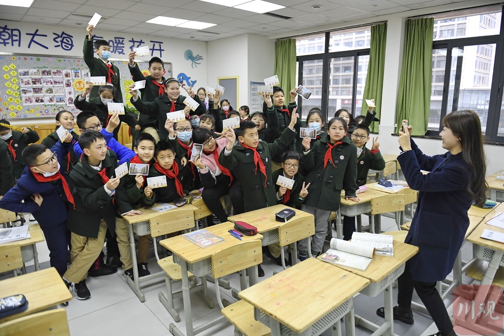 3月1日,成都外国语学校高新美年校区五年级(5)班的学生收到老师发的