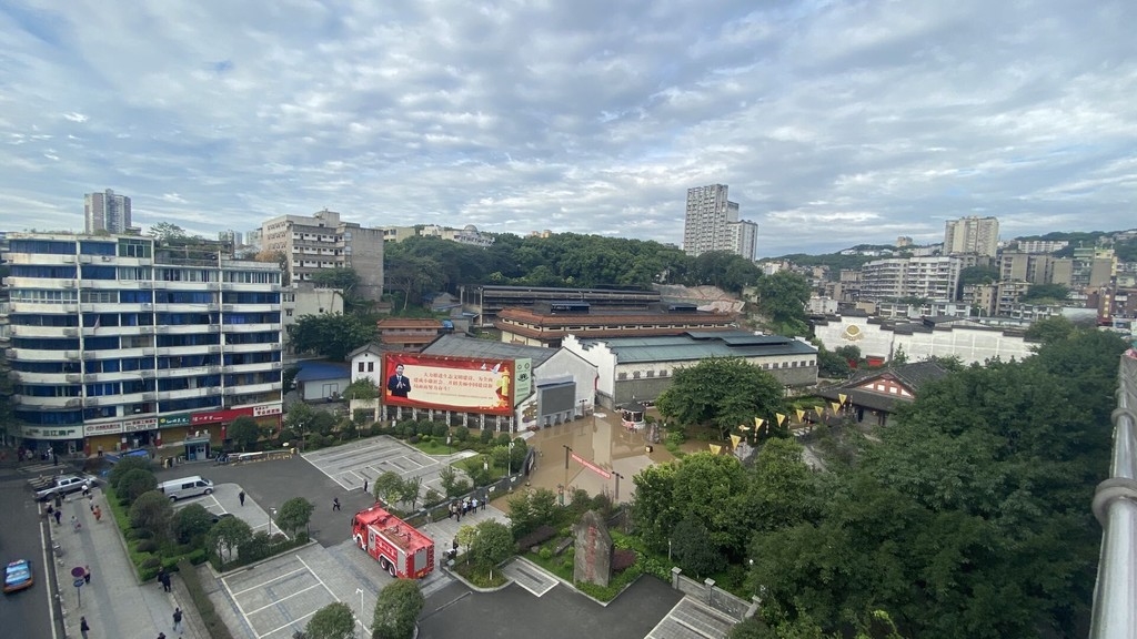 泸州老窖国宝窖池景区全景,可以看到主广场和游客大厅均已被洪水淹没.