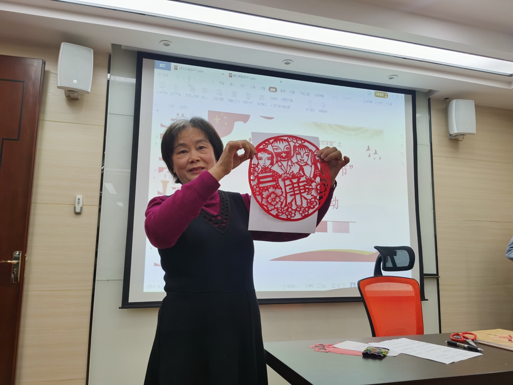 民间剪纸艺术家唐红英现场创作并展示"廉洁剪纸"作品