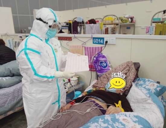孙颖在方舱医院照顾病人