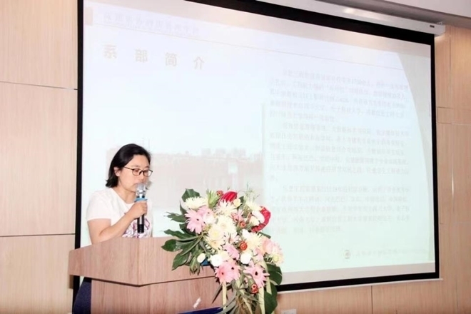 成都市工贸职业技术学院招生就业指导处副处长滕敏对学校进行介绍