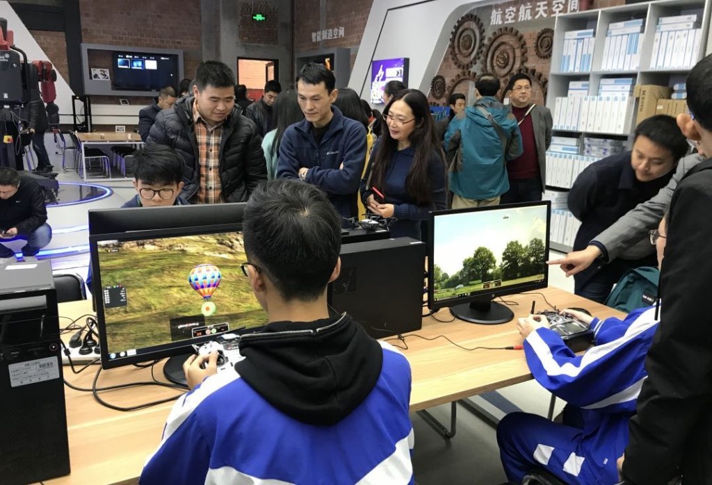 成都市成华区华西中学学生开展无人机飞行模拟训练