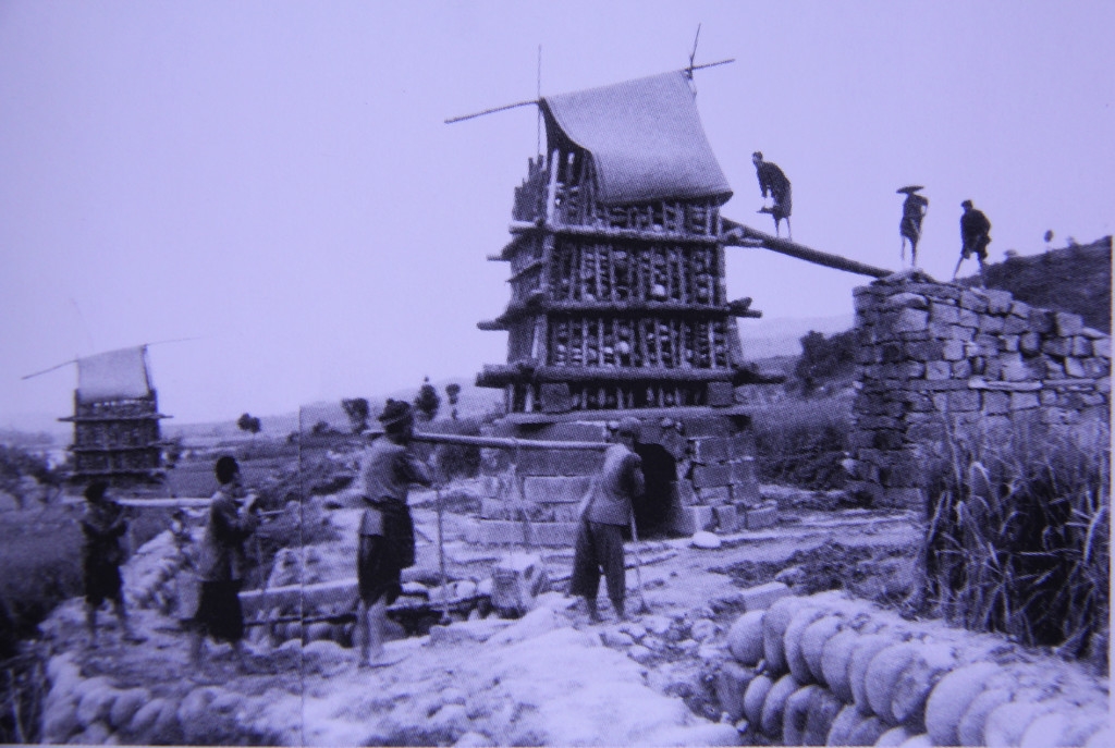 1958年,荥经农民修建的炼铁土高炉.