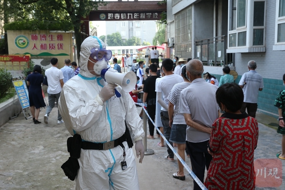 7月31日,四川天府新区眉山片区贵平镇的市民正在排队接受核酸检测.