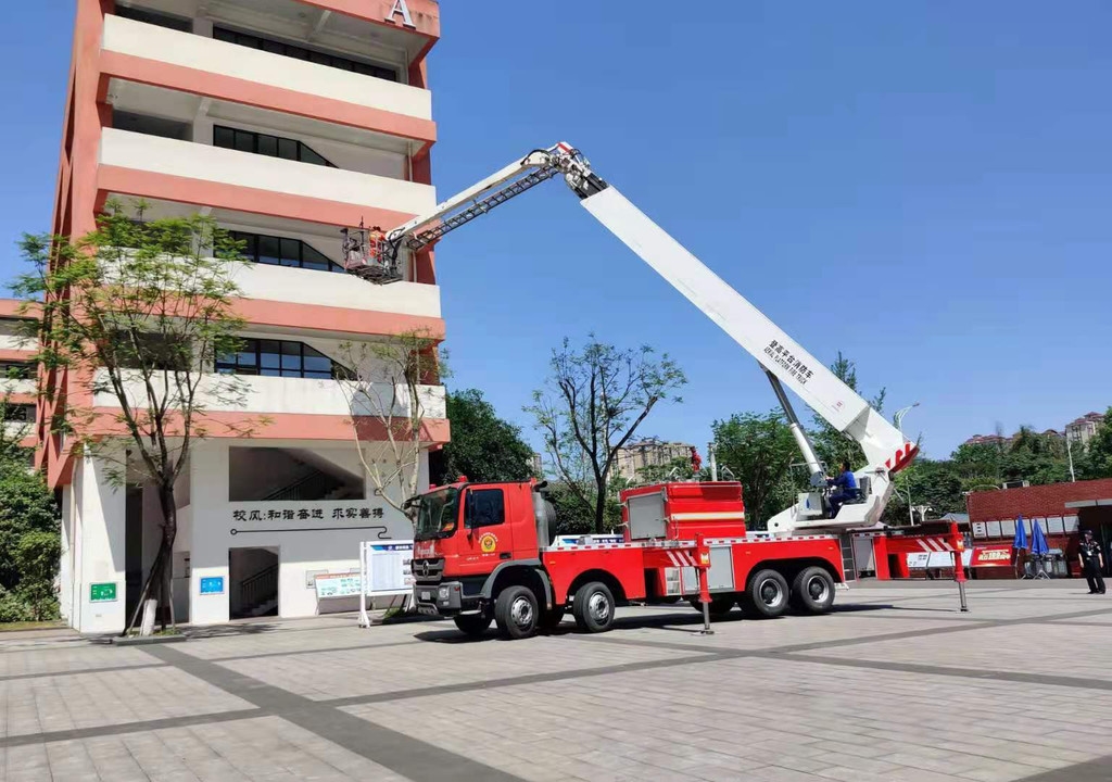 新帮手来啦!消防云梯成功解救3名被"困"学生