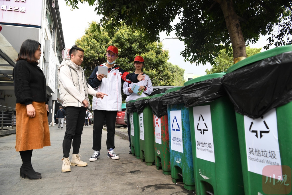 视频:垃圾分类有讲究 红黑绿蓝要分清