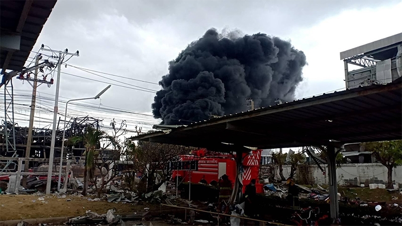 泰国北榄府化工厂爆炸事故现场再次发生大火