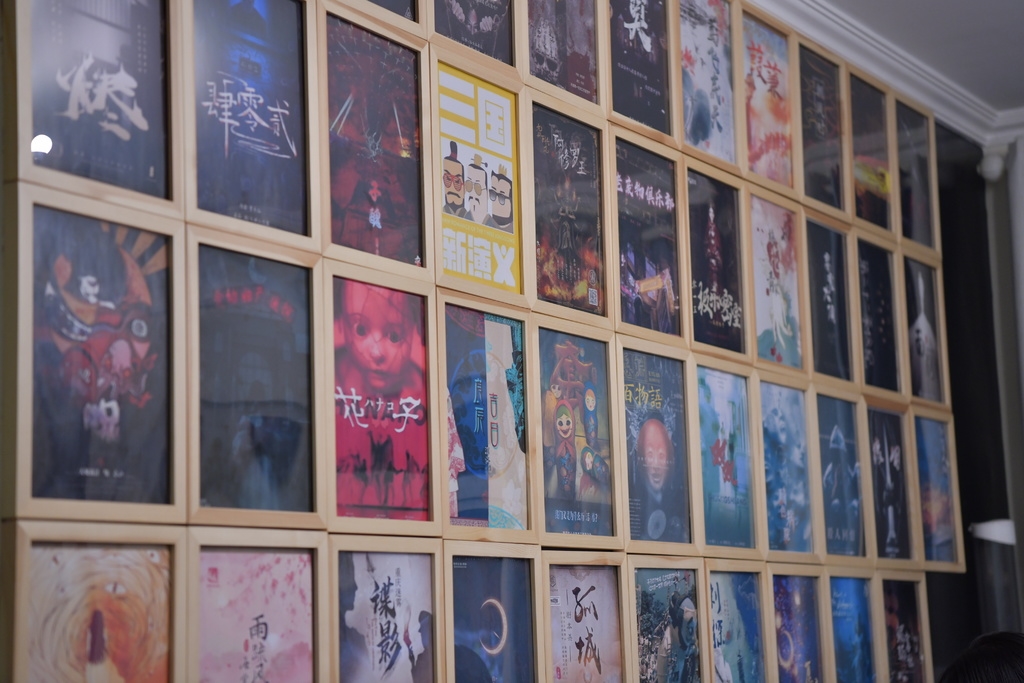 成都一家剧本杀店的墙上挂着许多剧本海报,种类丰富可供玩家自由选择.