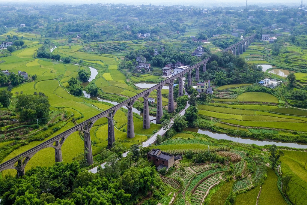 奇峰渡槽-华丰渡槽段横贯东西,引水灌溉农田. 夏廷贵/摄