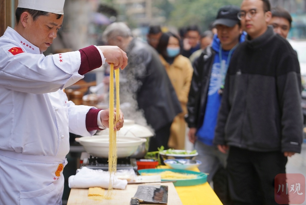 成都街头"大刀金丝面 面条细如发丝针孔可穿五根