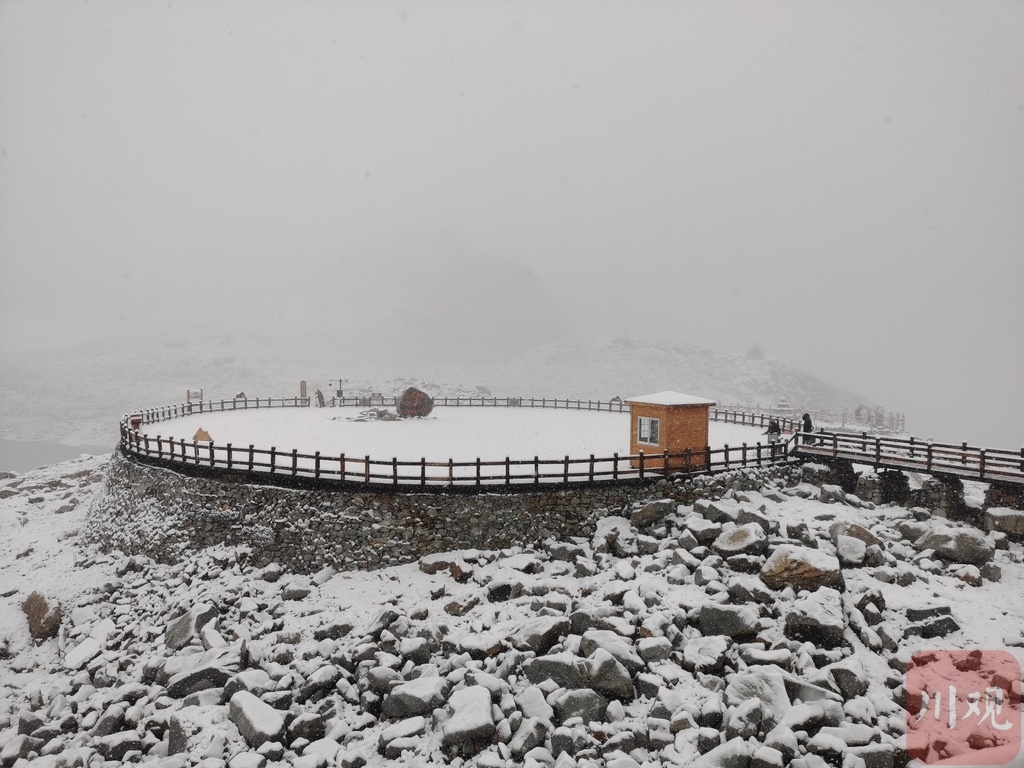 视频丨达古冰川下雪啦!景区秒变白色仙境_四川在线