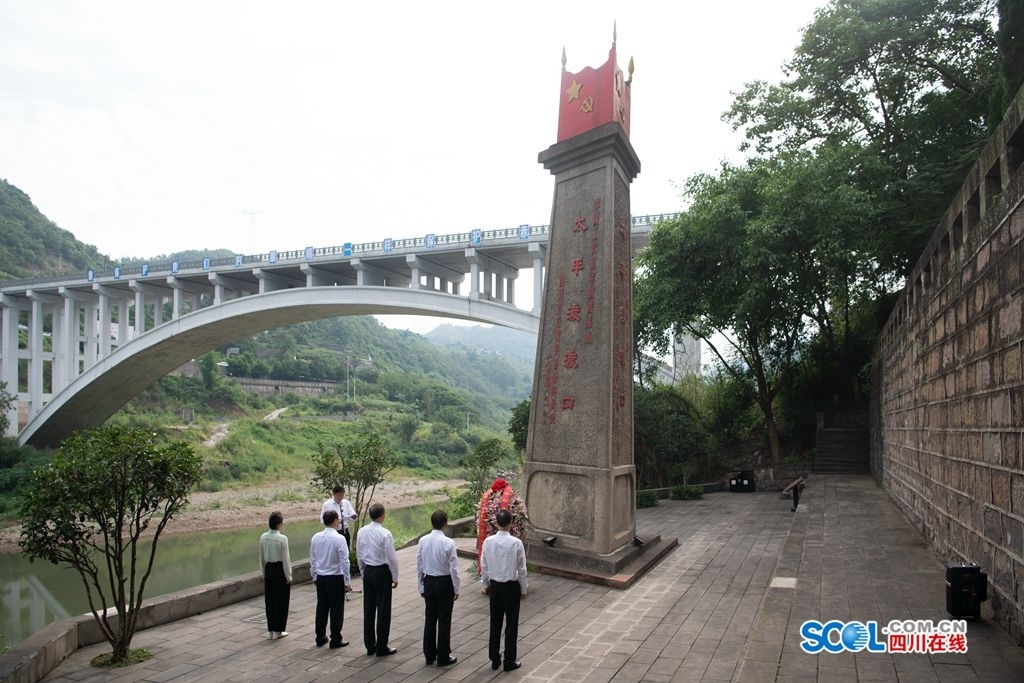 在泸州市古蔺县太平镇,黄强向中国工农红军四渡赤水太平渡渡口纪念碑