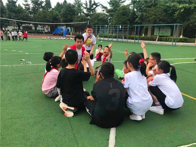 快上车健康列车已到达双流这群小学生在游戏中探索青春奥秘