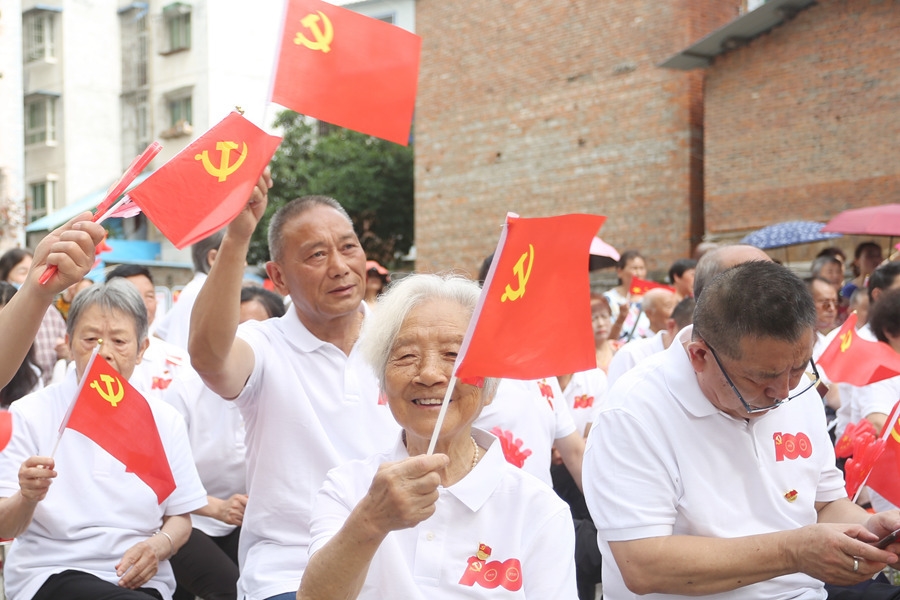 绵阳:社区举办庆祝建党100周年文艺演出 回味红色经典传承革命精神