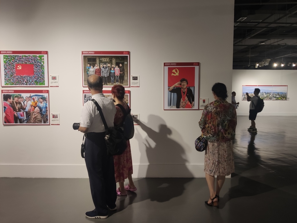市庆祝建党100周年主题摄影展在文轩美术馆开幕,220多幅(组)优秀作品