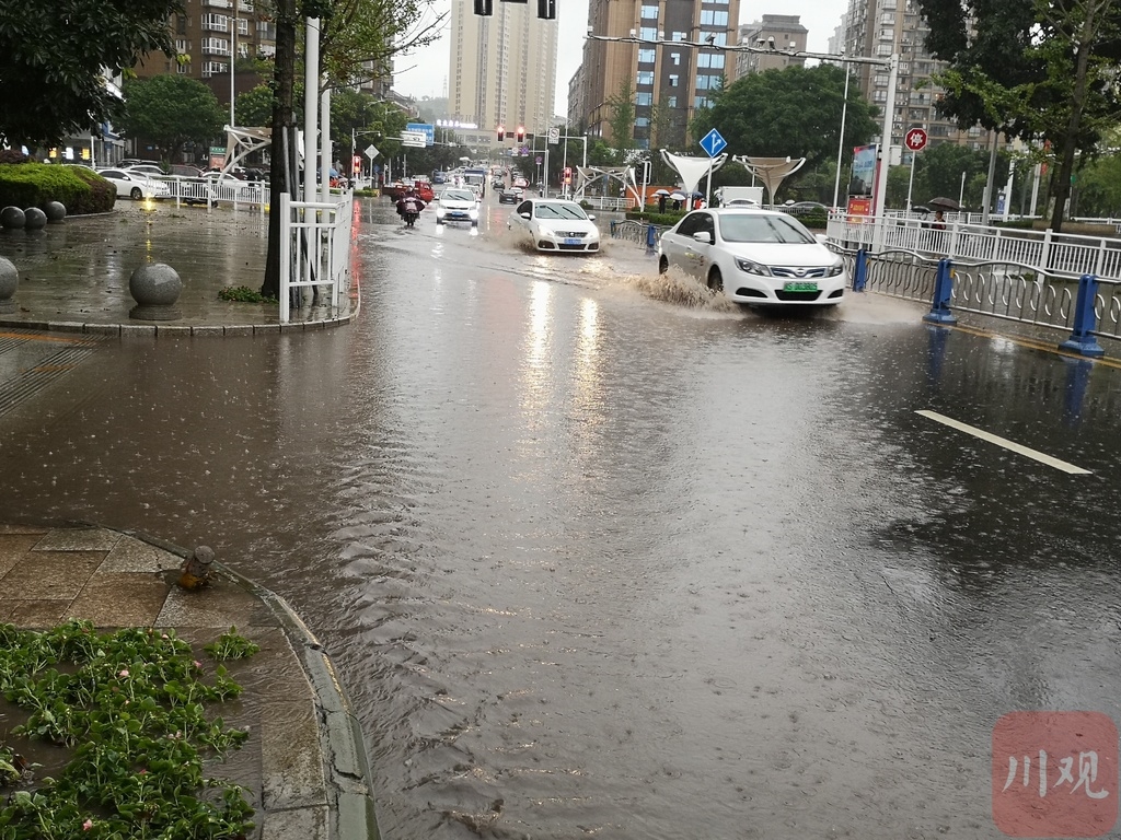 达州城区多处道路严重积水,公交暂时停运