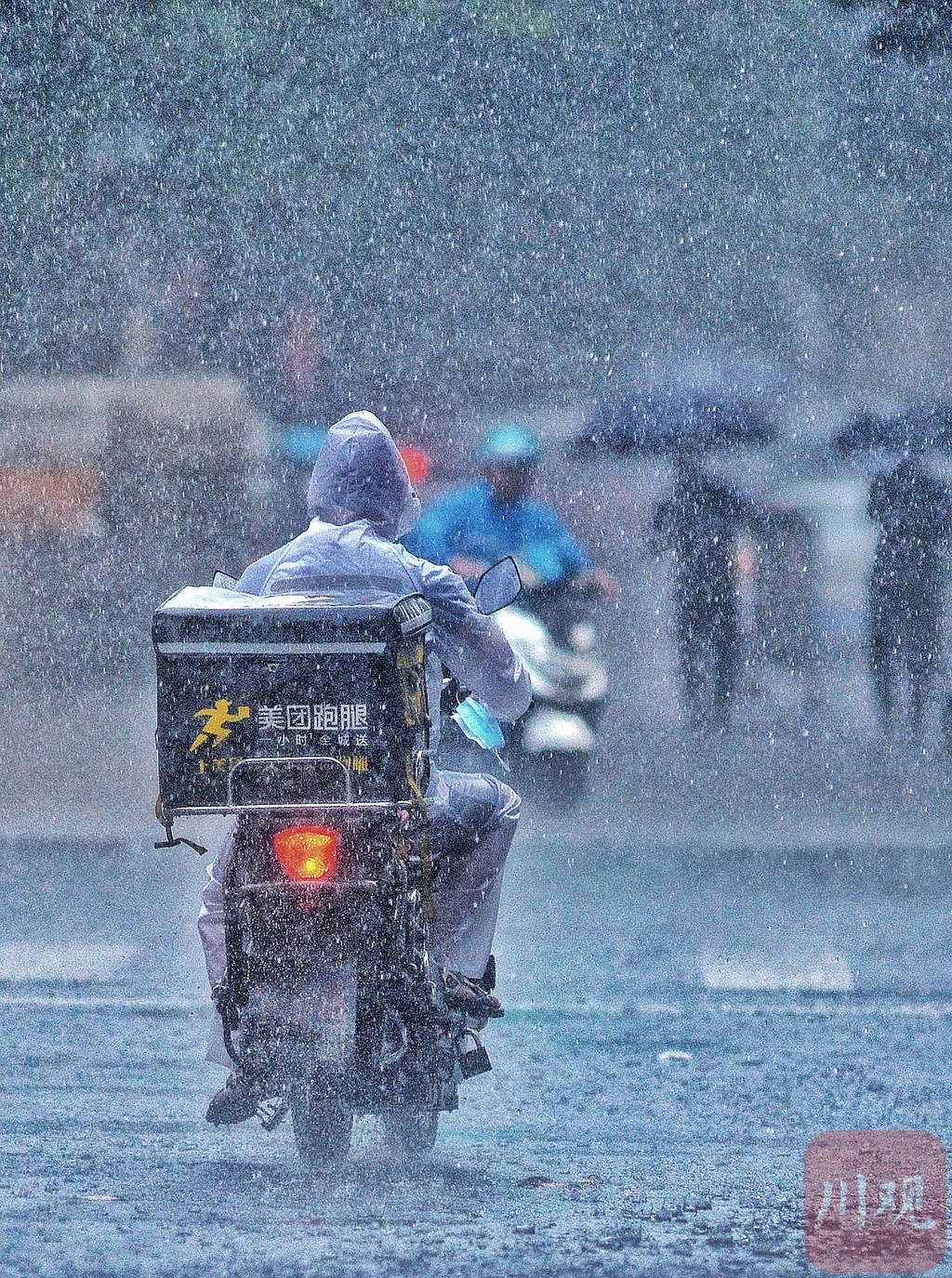 唯有快递小哥却似"神人"样,不惧任何情况照常忙碌于风雨中