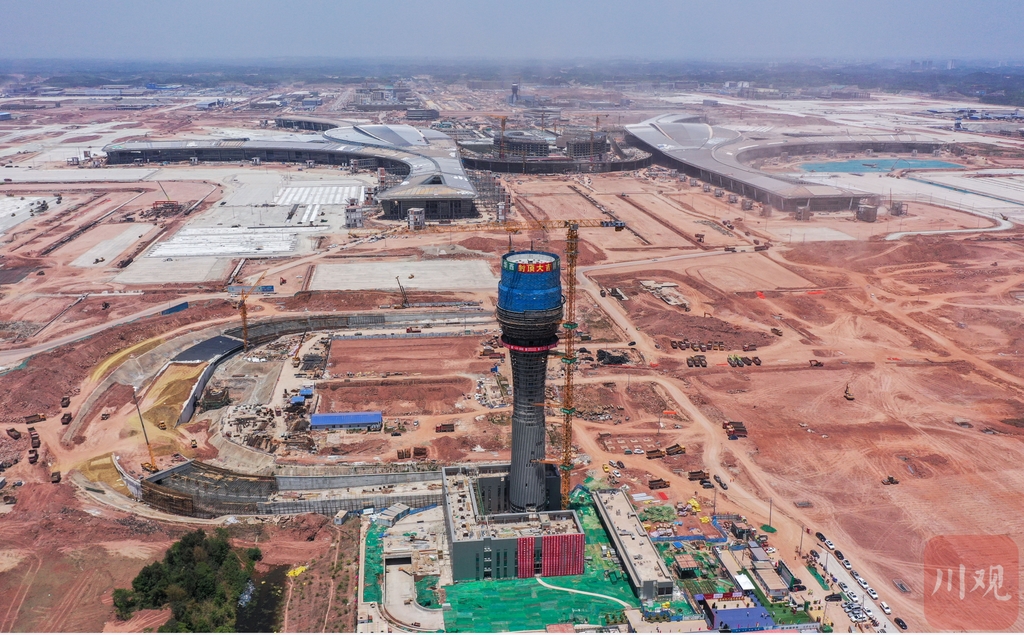 2020年5月18日,成都天府国际机场1号塔台封顶,这是机场内的最高建筑.