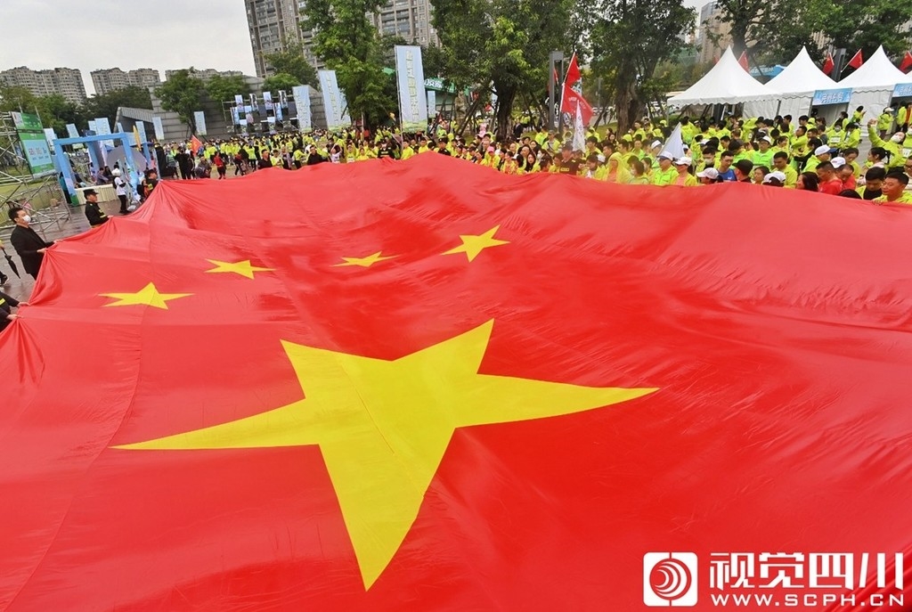 华小峰 2020年9月26日,成都锦城湖公园人头攒动,在托举的巨幅五星红旗
