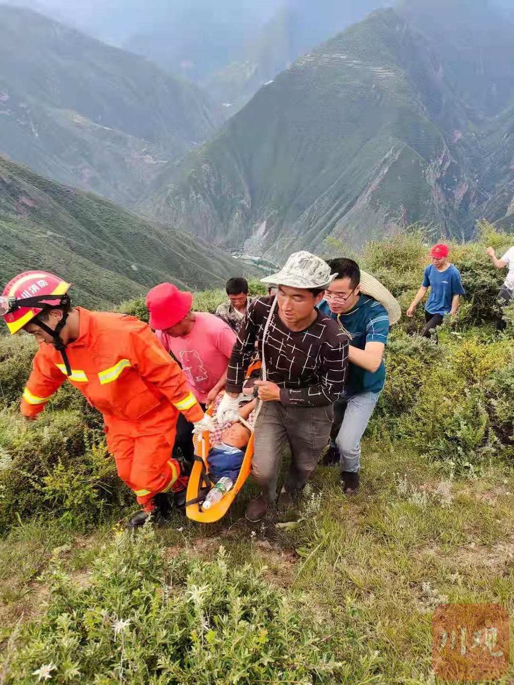 村民采药坠崖,黑水纪检干部生死接力