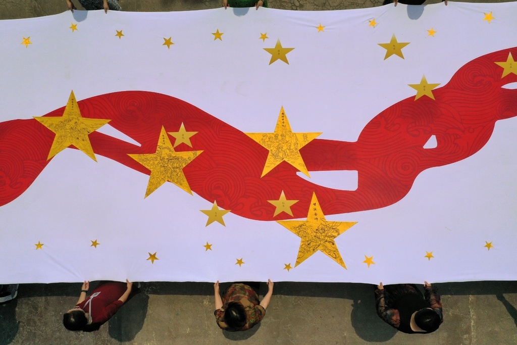 格外引人注目,巨幅刺绣作品由庆祝中国共产党成立100周年活动标识