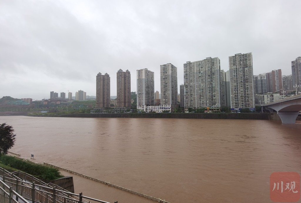 四川达州:强降雨导致洪涝灾害,消防部门紧急转移受困人员