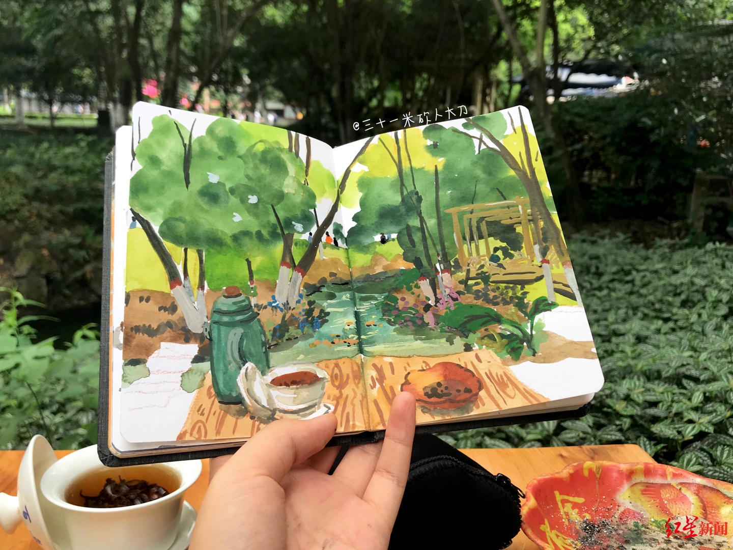 一边绘画,每一段旅程都用手绘来记录,每到一个城市就画出这个城市的