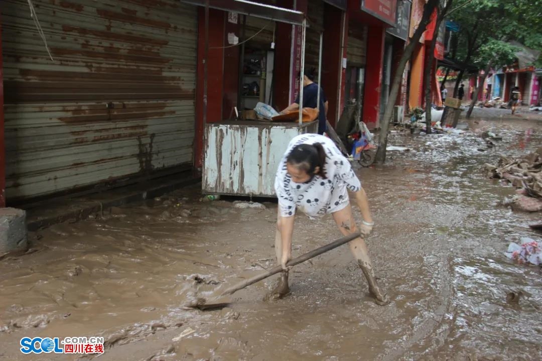 特大洪灾受损严重 犍为县急需大量雨靴