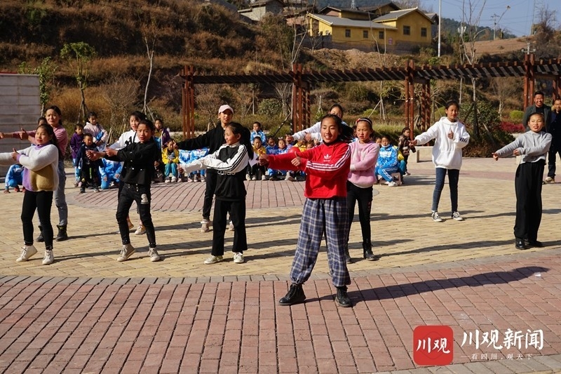 视频| 彝族传统阿诗且舞姿优美 凉山喜德县彝欣社区用歌舞迎新年