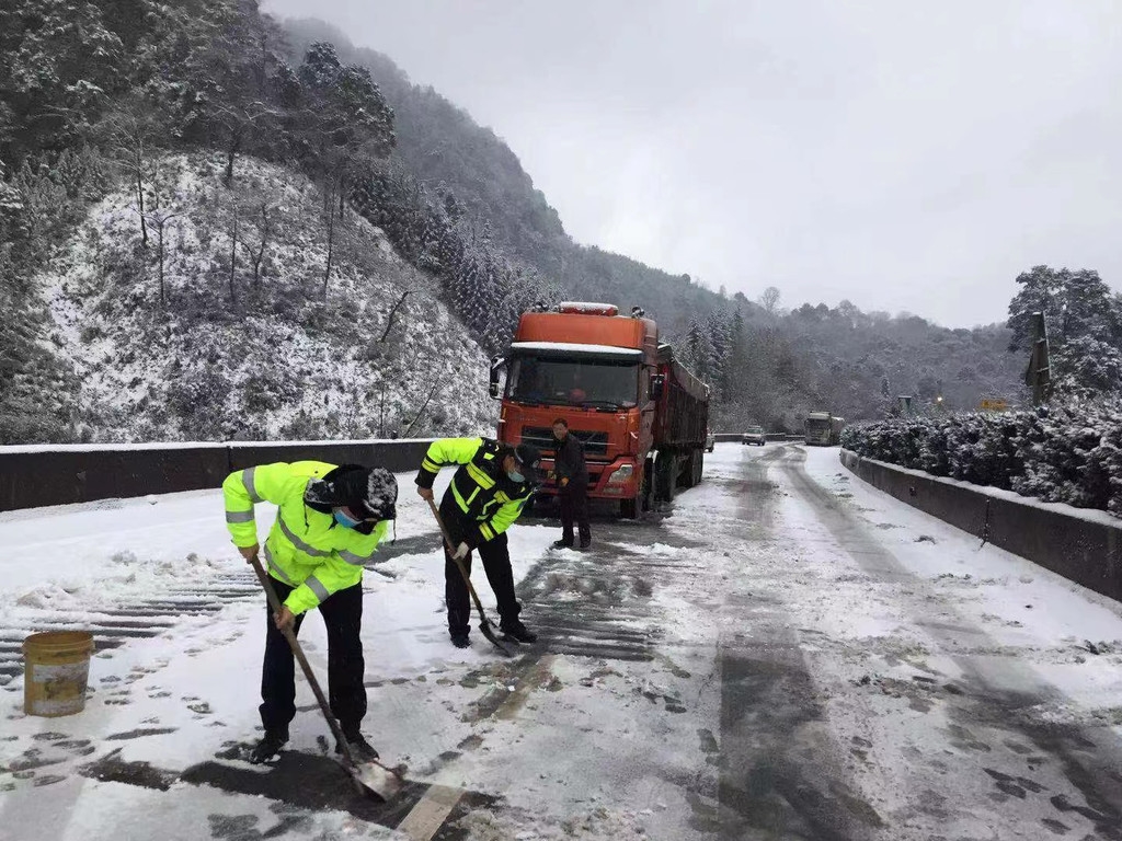 大雪封路!雅西高速泥巴山路段再次交通管制 管制解除时间待定