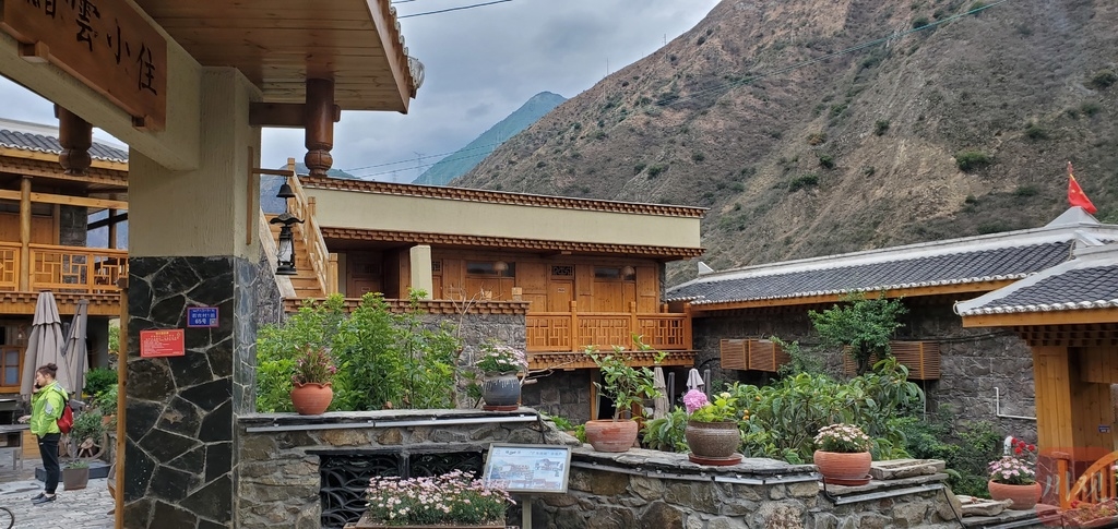 航拍丨鸟瞰康定若吉村 汹涌大渡河畔的一抹小桥流水