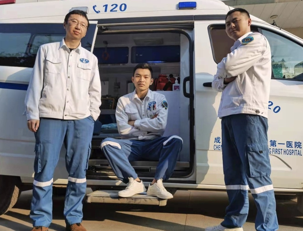 95后男护士的抗疫故事:以防护服为家,汗液凝成盐渍