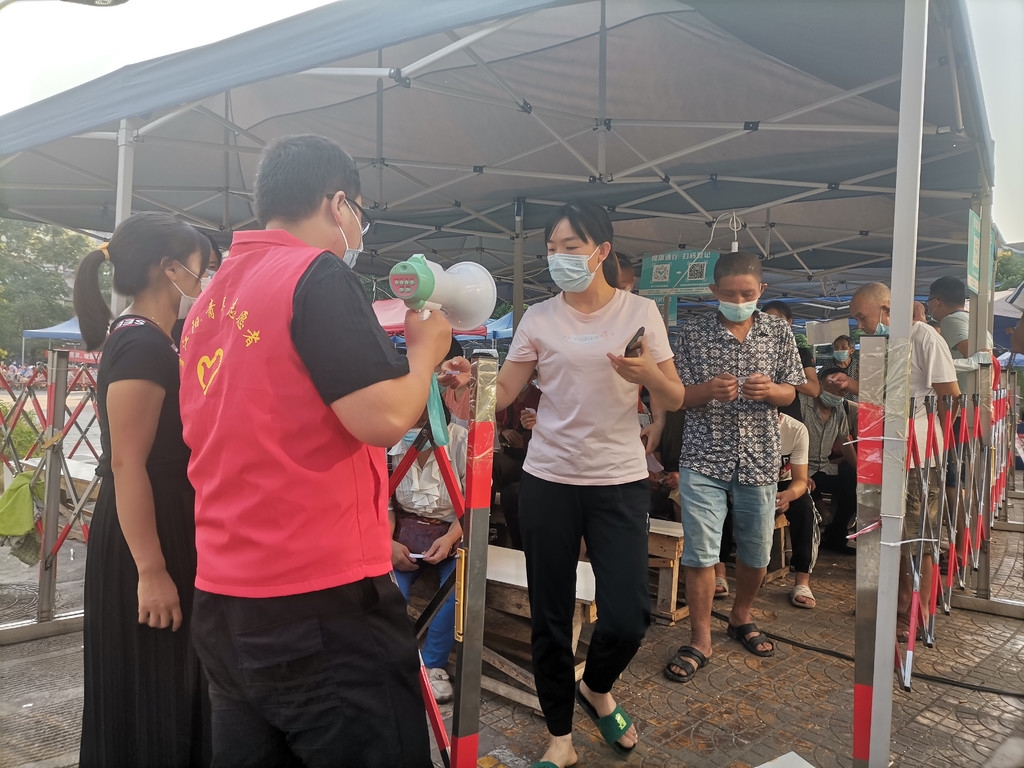 泸州的青年志愿者参与疫情防控志愿服务