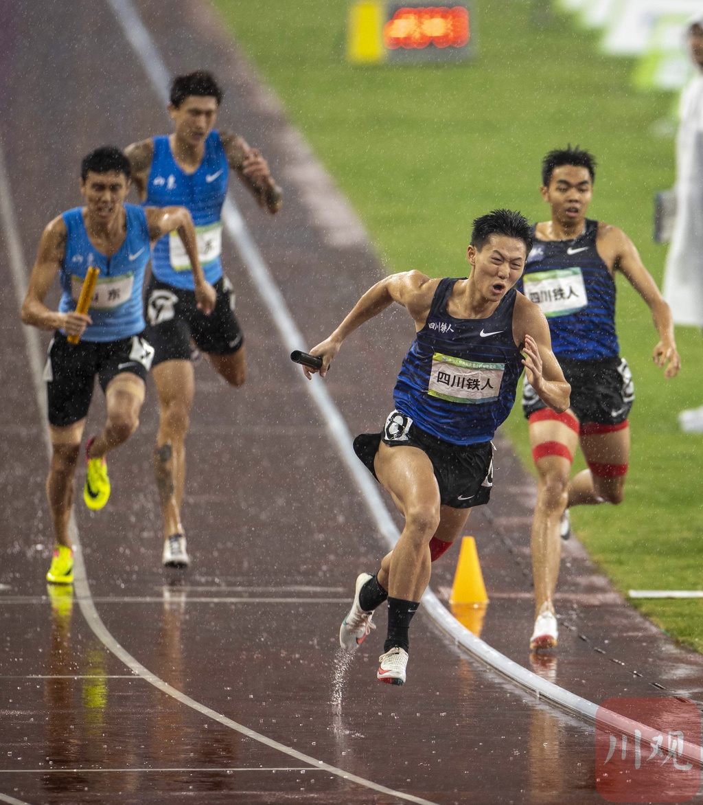 聚焦全运会:雨中奔跑 四川队获得男子4x400米接力赛冠军