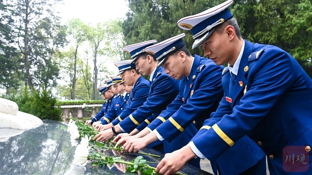 巴中市和达州市消防救援支队指战员向革命先烈敬献菊花