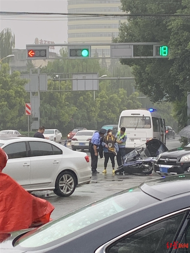 下雨天"偶遇"交通事故 他脱下警用雨衣为女伤者挡雨