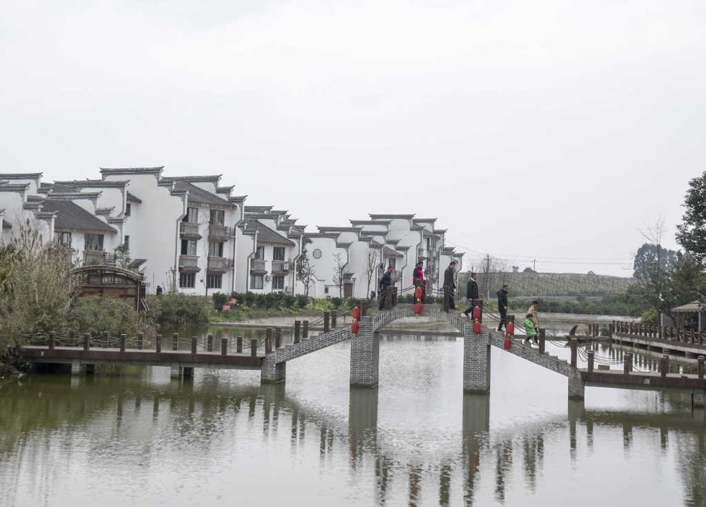 1月30日,蒲江县西来镇铁牛村,村民在画卷般的新村中休闲.