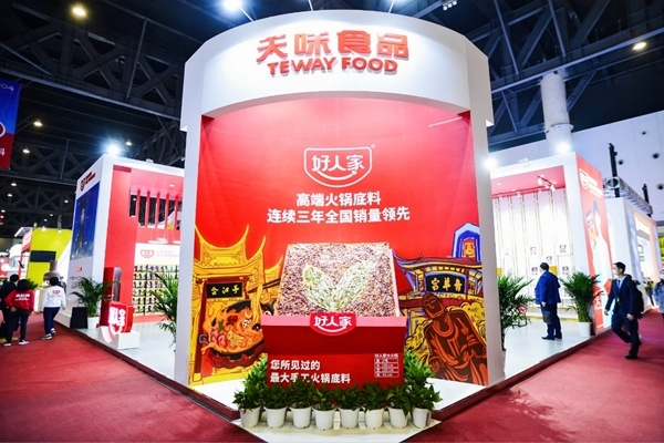 天味食品惊艳糖酒会,潮流美味饰演"霸道博主"