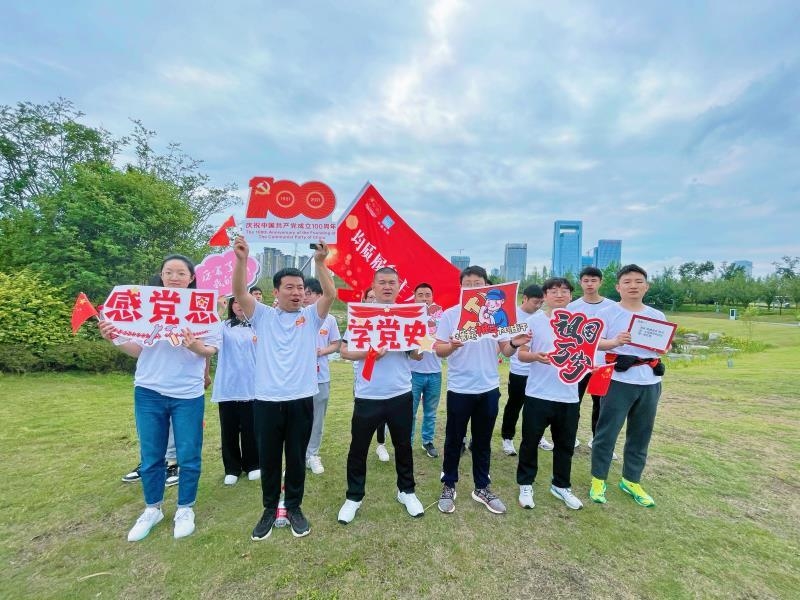 完成数字"100"人型队列,他们挥舞党旗,国旗,司旗向建党100周年致敬