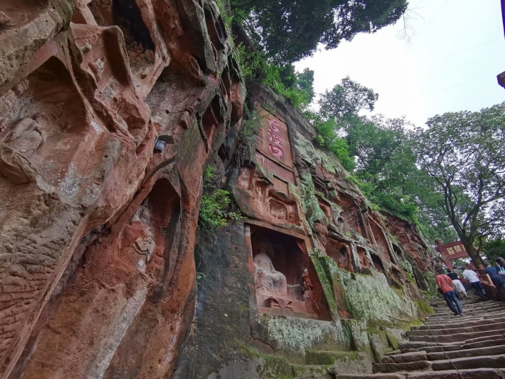 夹江千佛崖,水害和风化严重