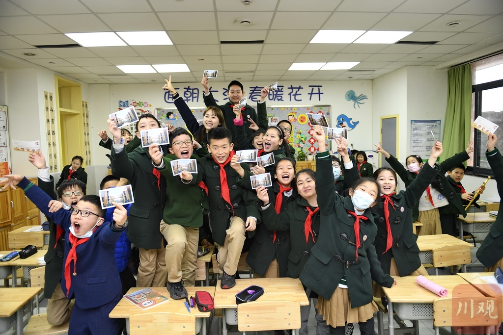 3月1日,成都外国语学校高新美年校区五年级(5)班的学生收到老师发的