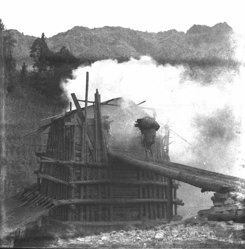 1939年,孙明经拍摄荥经人成铁厂"围木成炉"用传统的方法炼铁.