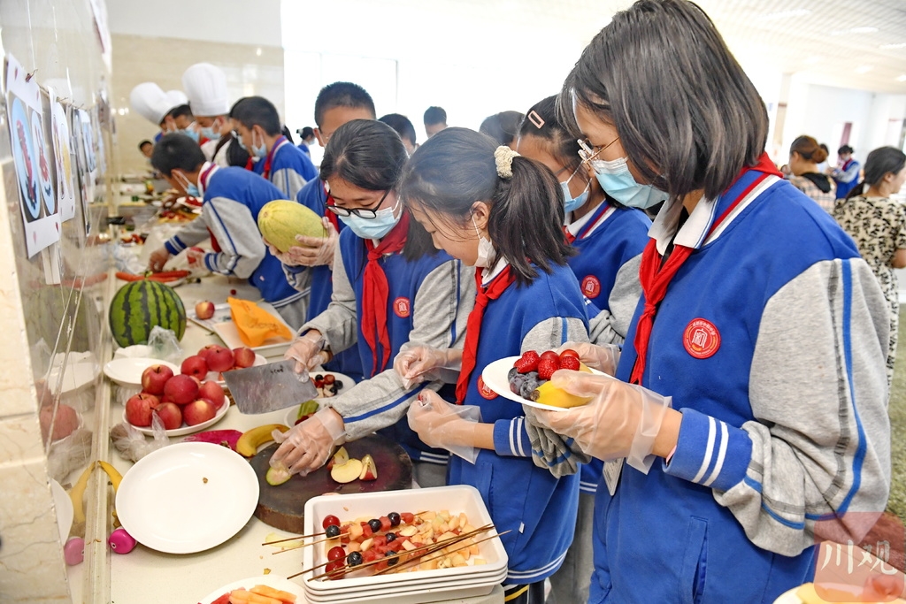 中国学生营养日:成都这所学校用水果拼盘助力高三学子