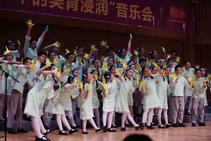 视频|用美育浸润童声,这群孩子和妈妈"李焕英们"同台合唱《萱草花》